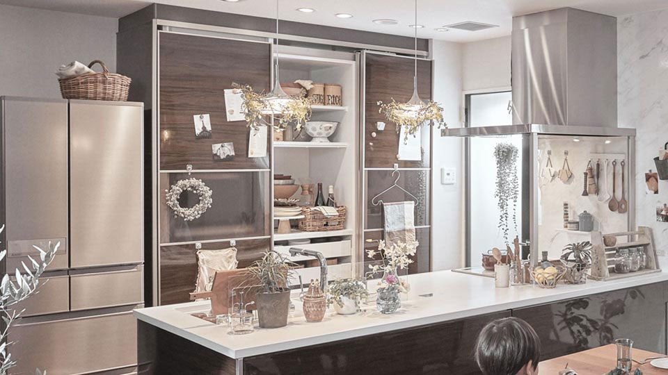 タカラスタンダードの食器棚・カップボードは、キャビネットの扉にマグネットで写真を飾るなど、リビング空間にマッチしたオシャレなイメージにできます。