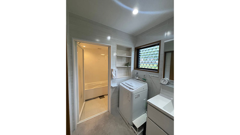 浴室のドアを開きドアに変更して袖壁にニッチを製作。ホワイトコーデで清潔感のある洗面空間に生まれ変わりました。