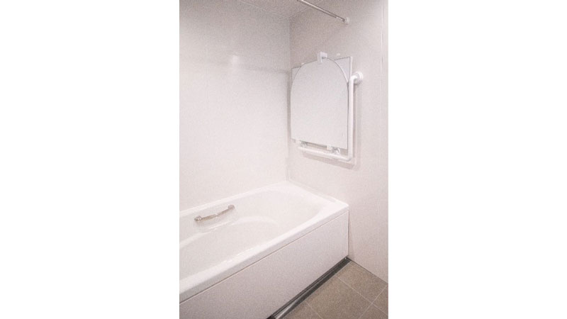 浴室は窓の交換、外壁面の断熱に加えホーロー製の浴槽、暖房の採用で寒さ解消＋あったか空間に。