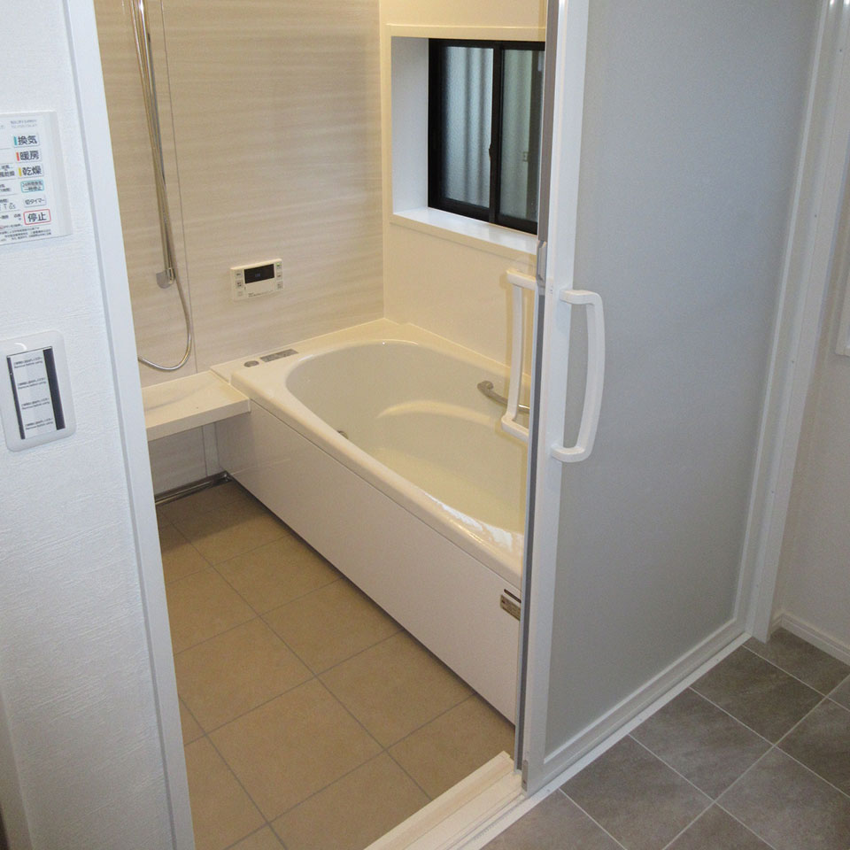 洗面室の床は浴室に似たタイルを使用し、より一層広く感じる空間が完成
