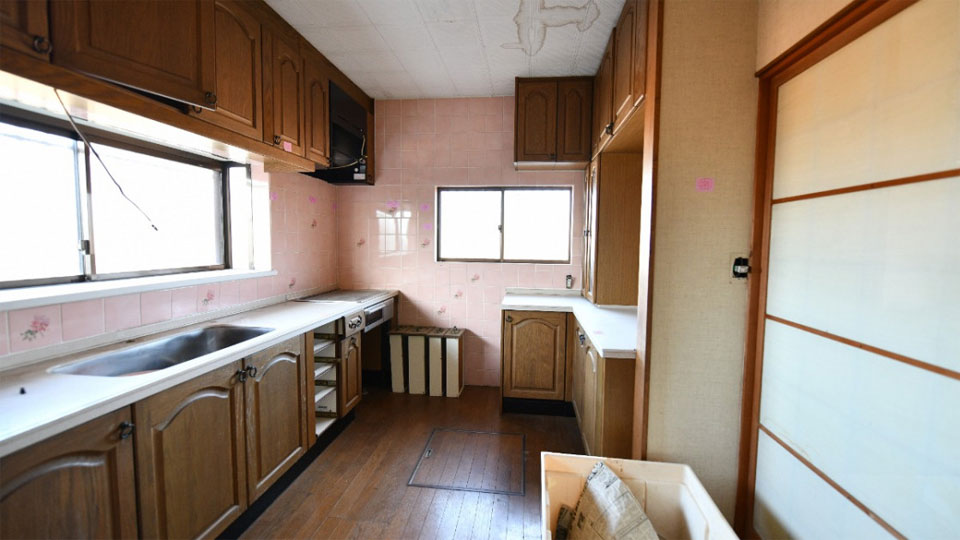 元のキッチンも広さは十分だが、壁付スタイルで孤立しがち。