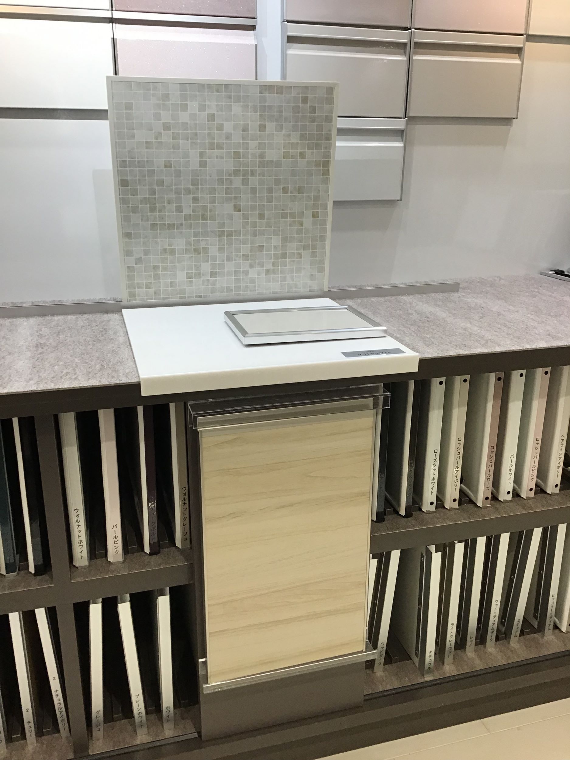 展示していない色も大判のサンプルにてコーディネート可能です。照明の色も調節できますので、見え方の違いもご確認いただけます。