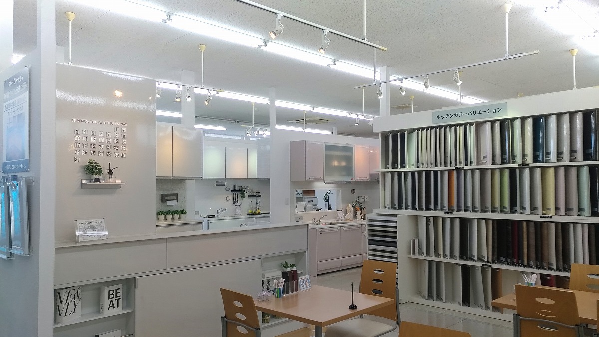 明るく開放的な店内でおくつろぎください。