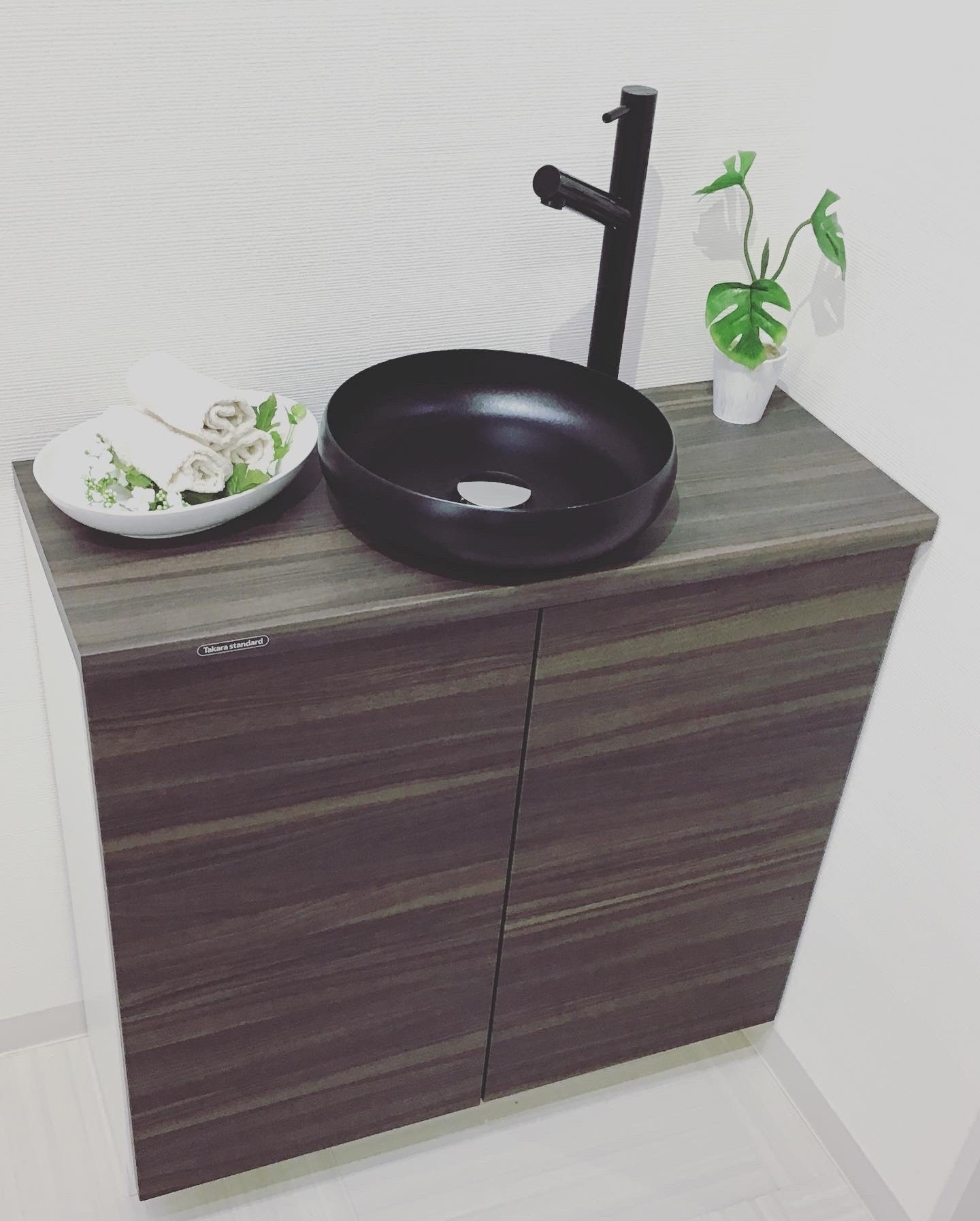 設置場所を選ばないシンプルなデザインのコンパクト手洗い器