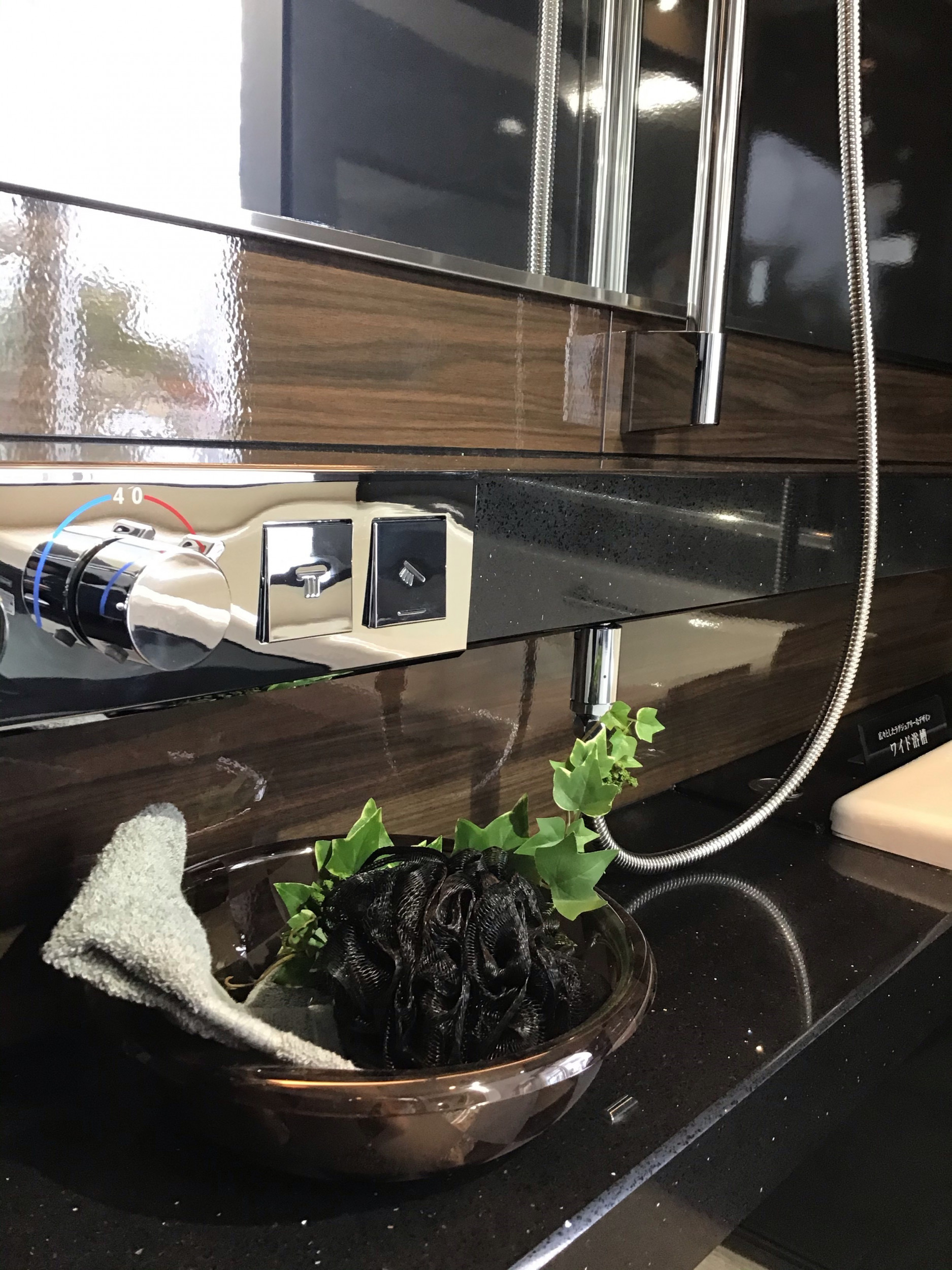 黒水晶を使用したシステムバスのカウンターです。埋め込まれているミラーチップがキラキラしています。