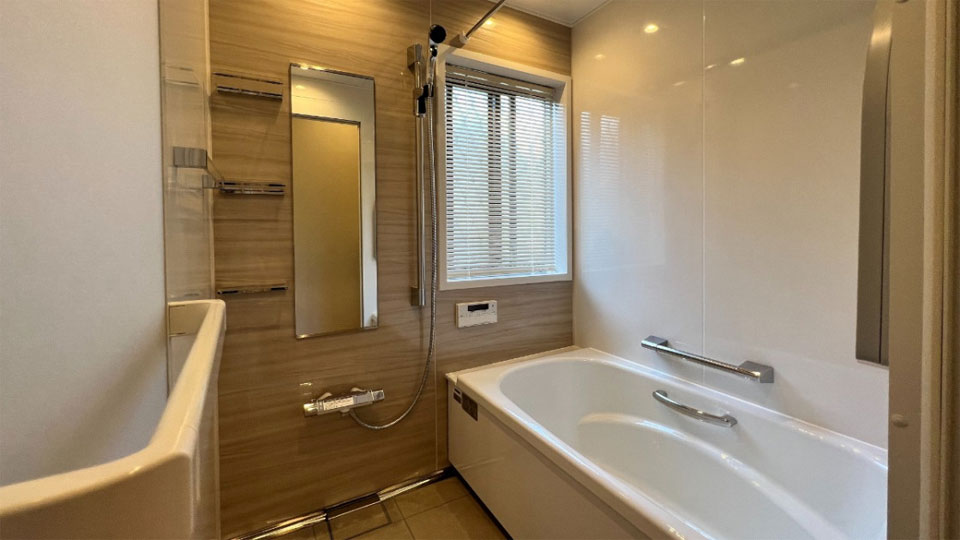 【費用約260万円】動線を確保し、広々としたバリアフリーの浴室へ