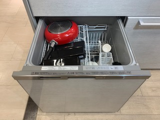 大容量ワイドタイプの食器洗い機を装備！家事らくシンクの小物すべてを食洗で洗う事ができます！