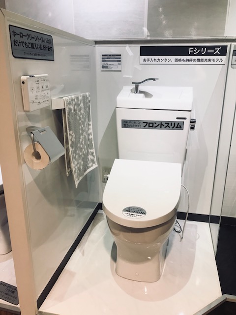 手洗い付き陶器タンク。水栓の形状がスタイリッシュで人気です!