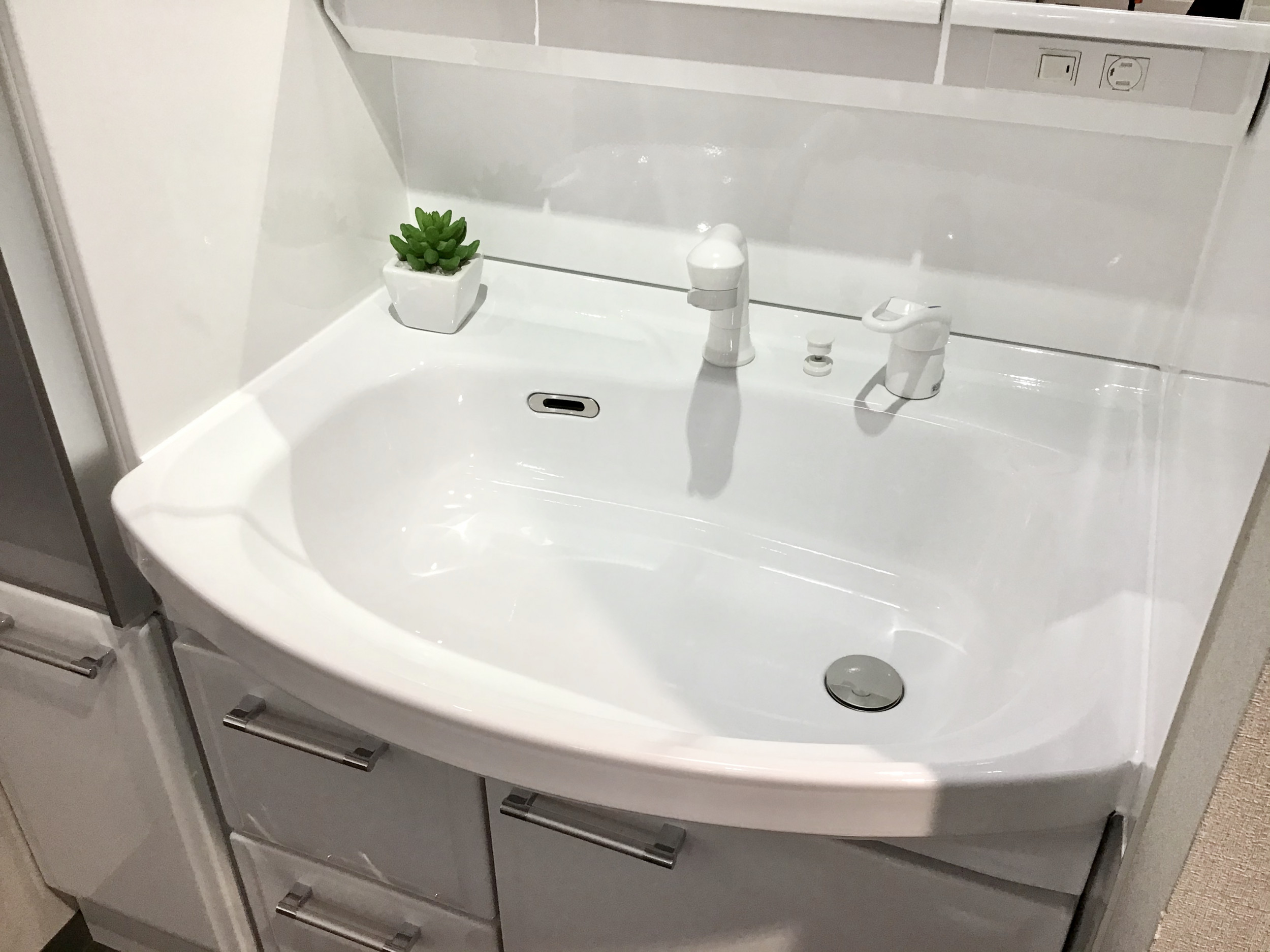 洗面台（洗面所） オンディーヌ（デッキ水栓タイプ） 間口75cmの設置イメージ（春日部ショールーム） タカラスタンダード