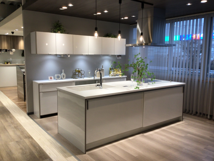 レミュー　アイランドキッチン展示しております。