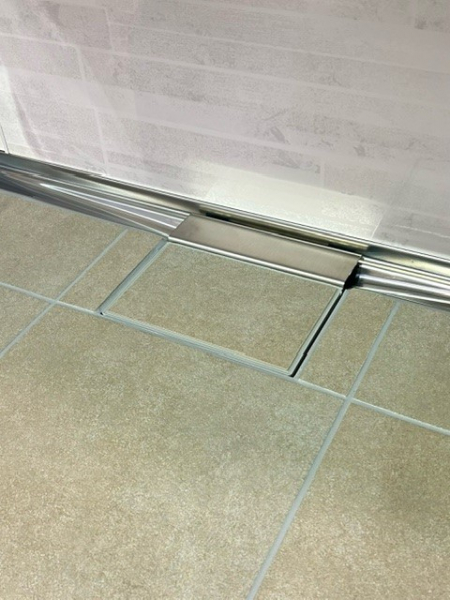 排水口のフタまでタイル仕上げなのでブラシで簡単お掃除