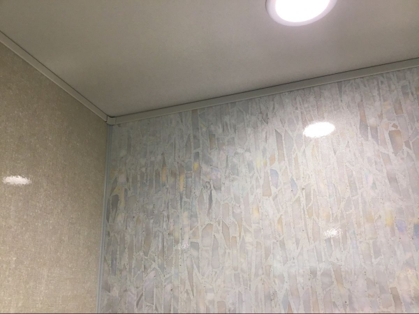 壁は新柄のラスターシェル＋ツイードベージュ。どちらもキラキラと光って綺麗です。