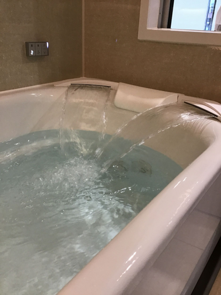 肩包み湯で「お家スパ」肩口からなめらかに、途切れることなく注ぎ込まれるお湯のベールに包まれて、心も身体も解きほぐされます。
