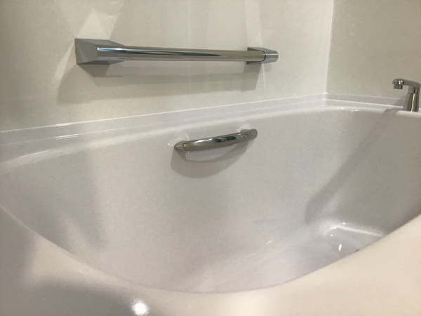 ラウンド浴槽：優しくフィットする丸みのある形状
