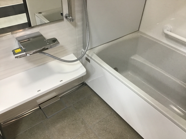 ホワイトとグレーで統一した、すっきりとしたコーディネートです。