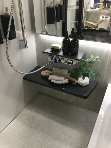 スタイリッシュなプッシュ式水栓。