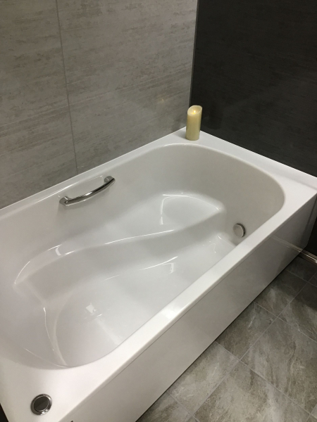 ゆったり足を伸ばせる広々設計。お子様とふたりでも無理なく入浴できるよう配置した曲線的なベンチ配置が特長です。