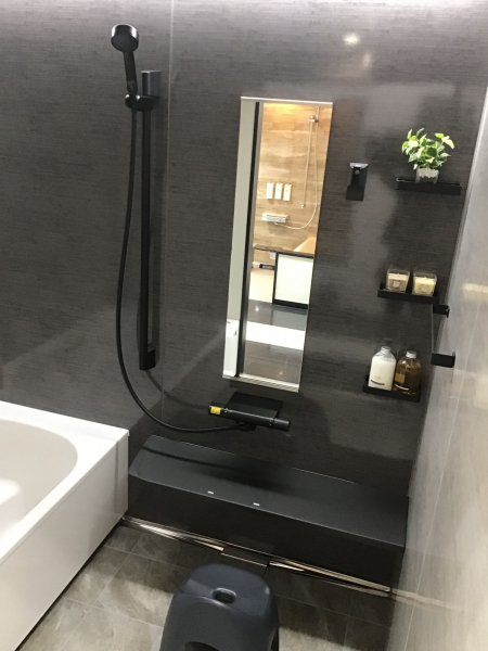 空間を引き締める効果のあるブラック。スタイリッシュで高級感のあるバスルームを演出できます。