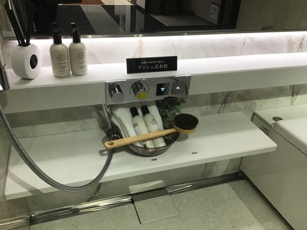 天然水晶を主成分としたクォーツストーンのカウンターです。