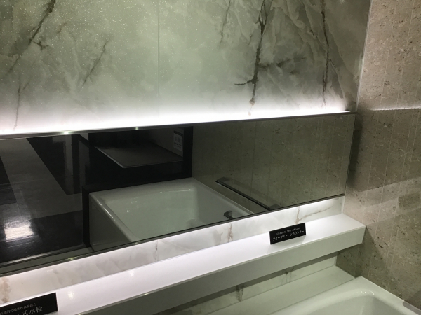 ラグジュアリーミラーに照らされて、壁柄も美しく際立っています。