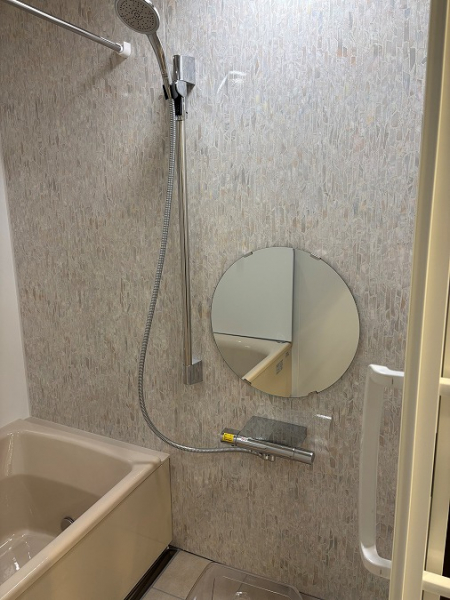 新商品のラウンドクリアミラーです。優しい色合いの浴室にぴったりです。