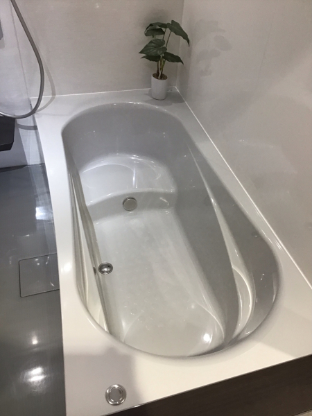 ラウンド浴槽（ベンチ付き）