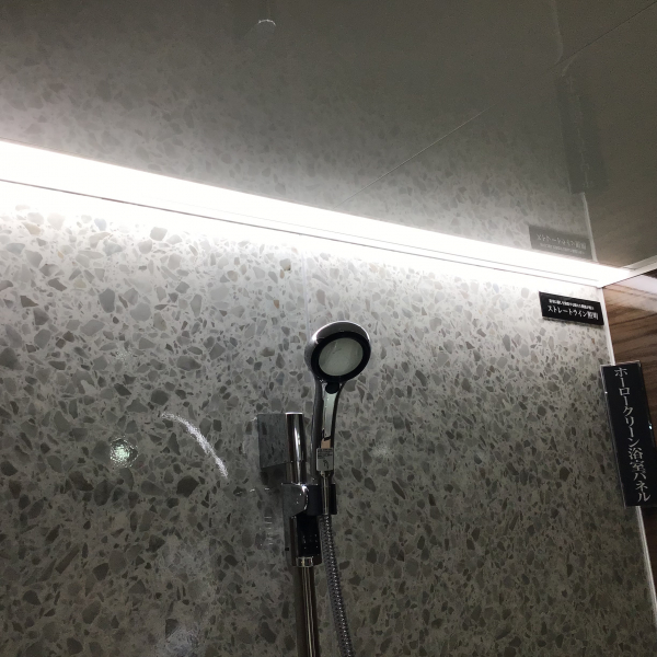 ライン照明は調光機能も搭載。その日の気分で浴室空間の演出が出来ます。