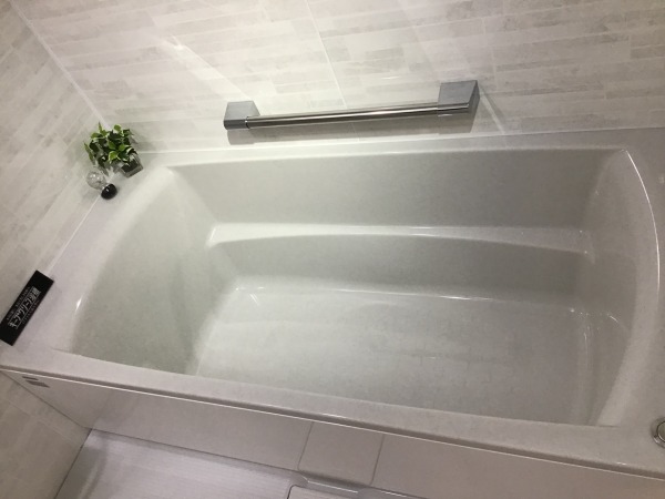 人造大理石素材の浴槽はパールがあしらわれており高級感も出ます。スクエア型の全身浴形状は、足を伸ばして入浴でき、男性でもゆったり入れるサイズ感です