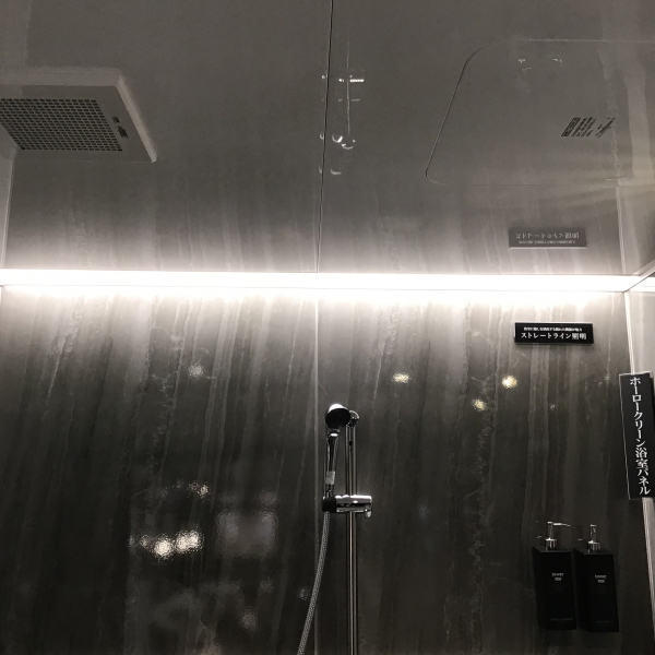 スタイリッシュなライン照明で、浴室内で明度が異なりくつろぎの時間を過ごせます