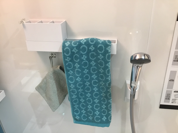 タカラだけの浴室ホーローパネルはマグネット小物が付けられます。