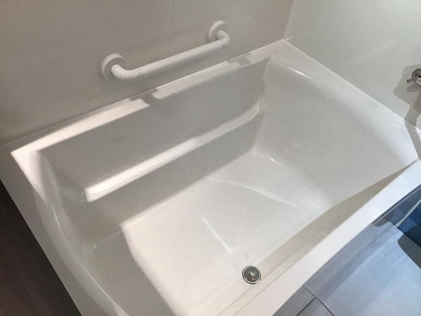 ＦＲＰ浴槽はシンプルなスクエア形状です。プッシュ排水なのでスッキリしています。