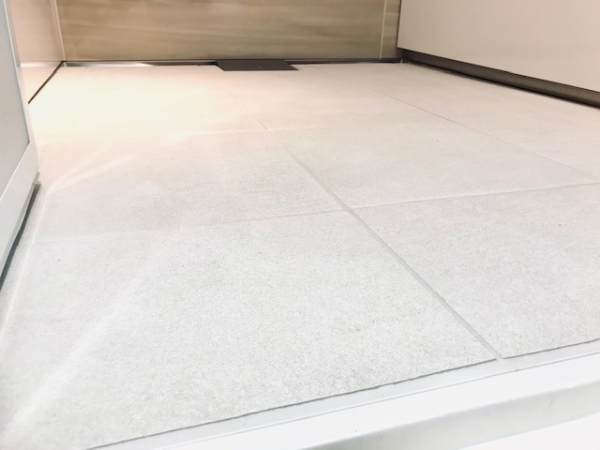 床はキープクリーンフロアという清掃性・耐久性に優れ高級感のある磁器タイル素材になっています。