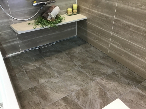 磁器ならではの美しさと肌ざわり。高級ホテルの様な居心地を足元から。