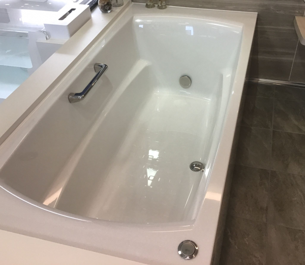 100％アクリル人造大理石　肌に触れた瞬間に違いがわかるなめらかな表面が長湯したくなるような入り心地を演出。