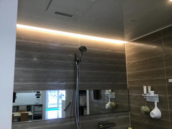 ワイドクリアミラーとストレートライン照明で、ワンランク上のくつろぎ空間を演出。