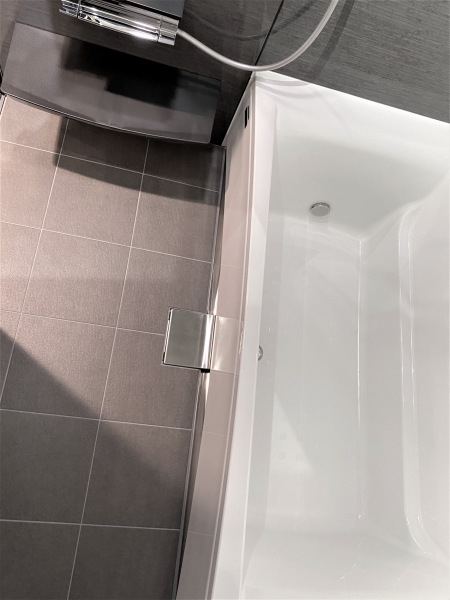 ご要望が多かった、浴槽はFRPで床がキープクリーンフロアという新たな組み合わせで展示しております。
