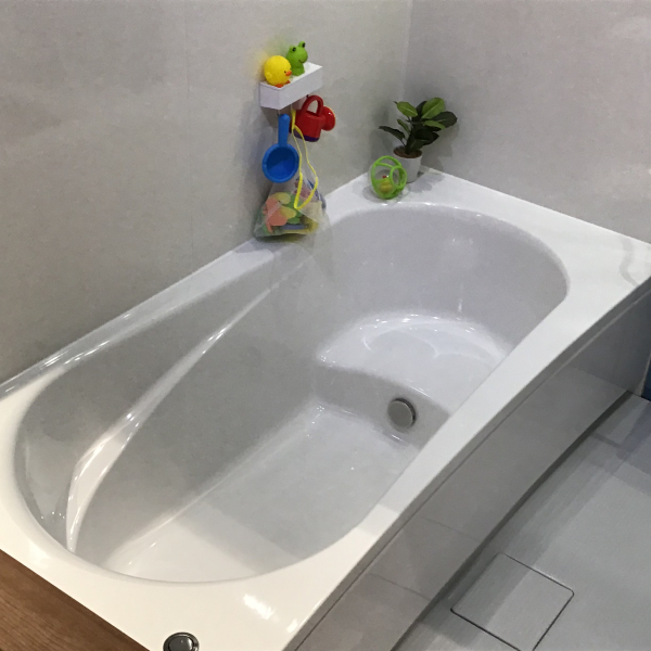 変色しにくい高品質FRP浴槽。浴槽の形はベンチ付きや無しをお好みで選んで頂けます。