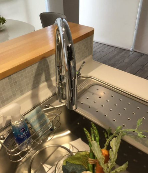 人気のタッチレス水栓。調理中に汚れた手で水栓に触れなくていいので衛生的です♪
