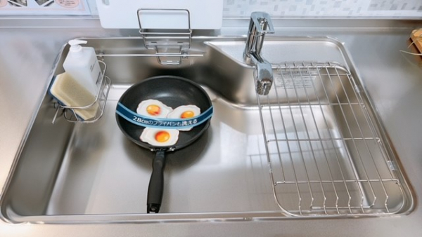 らくエルシンクで28㎝のフライパンもらくらく洗えます！