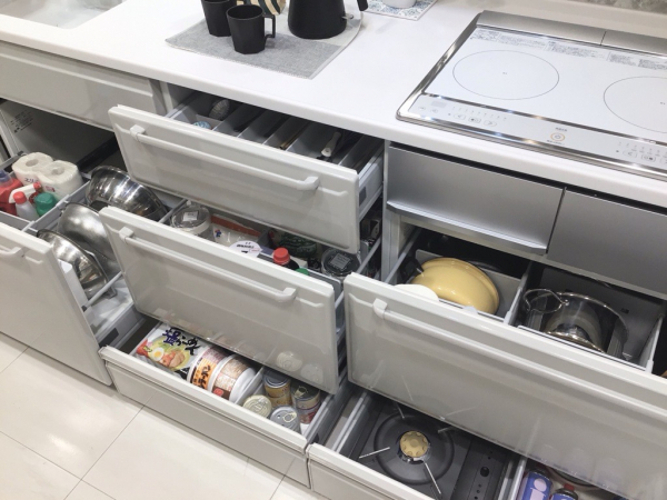 足元までしっかり収納があります。タカラ独自の間仕切り名人を使うことで取り出しやすく、しまいやすくなります。