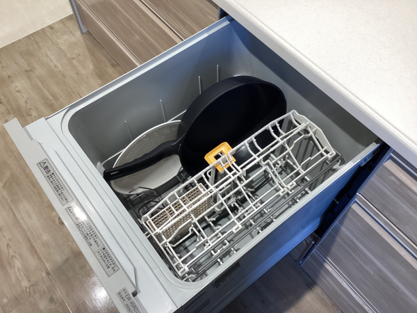 取っ手付きフライパンも立てて入れられる深型食洗機