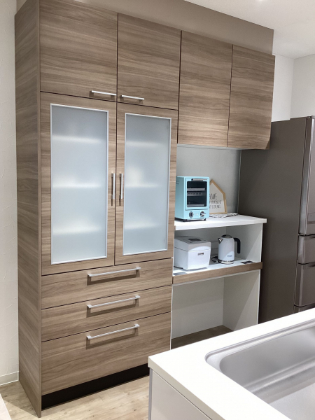 定番の形のカップボードも木目柄で落ち着いた雰囲気