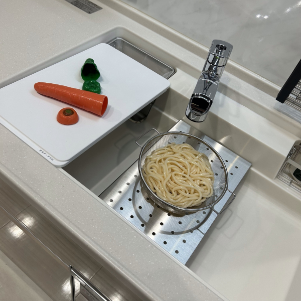 シンクは洗う・切る・捨てるがスムーズにシンク内で出来る家事らくシンクです！シンクも調理スペースとして使えます♪