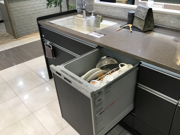 深型食洗機で大皿もしっかり洗える！