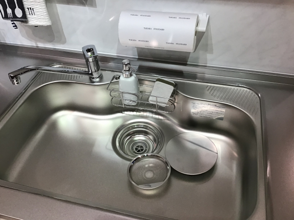 大きくてシンプルなステンレスシンク。排水口まで継ぎ目のない一体成形です。