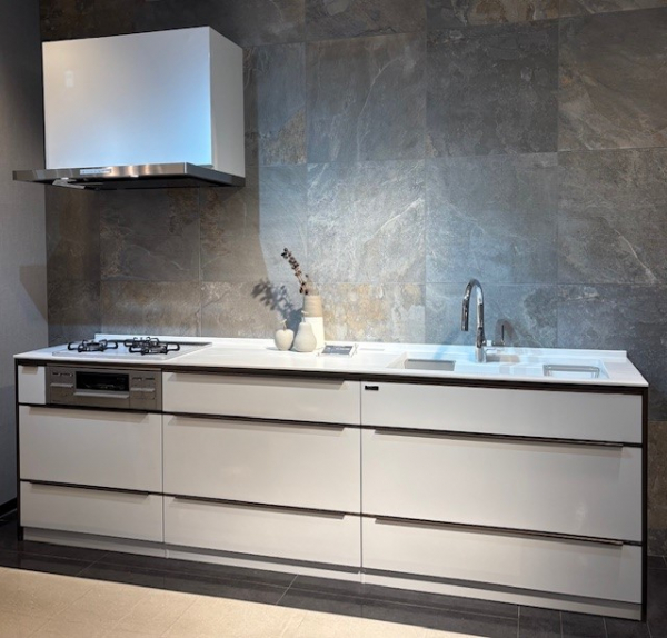 ホーローの白さが際立ち、高級感のあるキッチンです