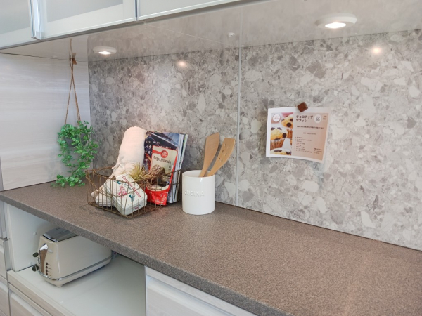 カップボード側にもホーローパネルを貼り、マグネット活用ができます★