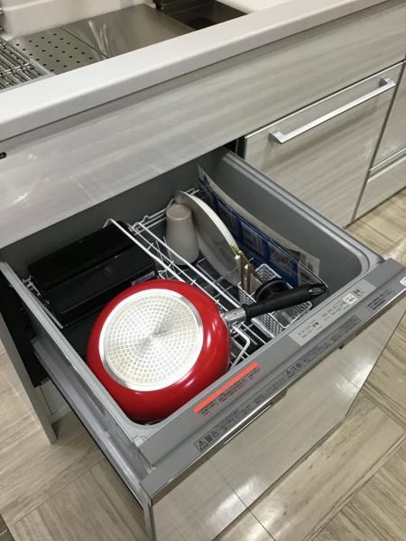 255cmのキッチンに「幅60cｍ」の食洗器が設置できるのはタカラだけ！