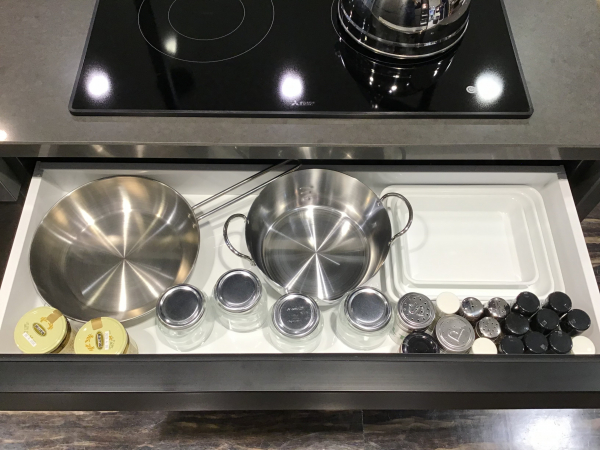 ヒーター下は調味料や調理器具を収納できる引出し仕様。