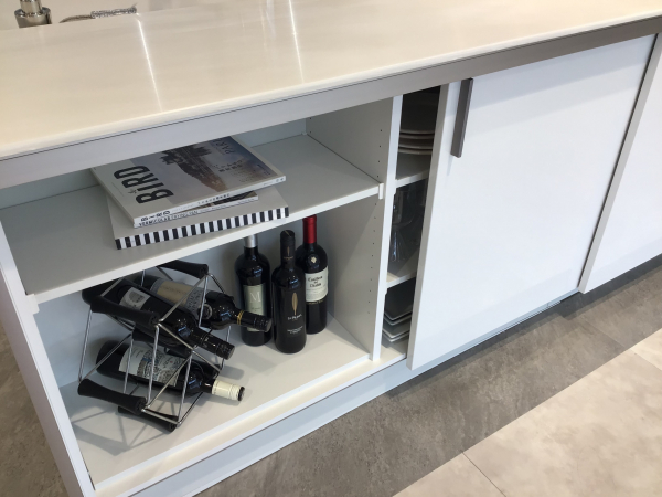 【たっぷり収納できる】ダイニング側収納は奥行もあって、日常使いに便利です！